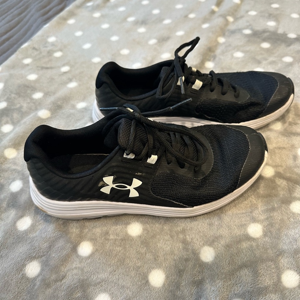 Size Y6.5 Under Armour sneaker
